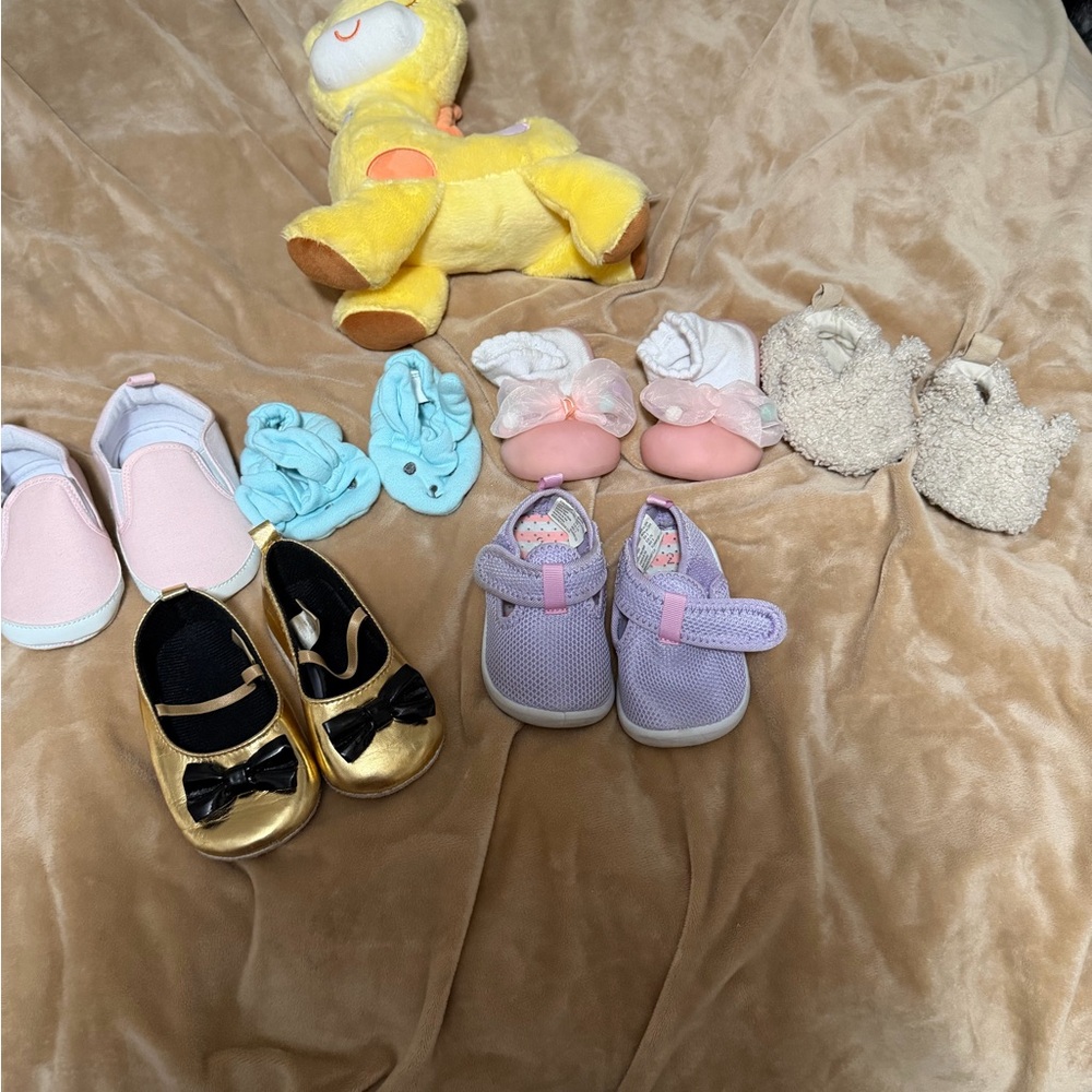 Baby Girl Lot of Shoes & Plush Giraffe Size 0-3